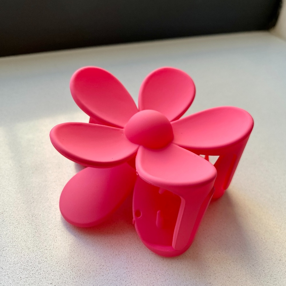 NWT - Princess Polly - Hello Kitty Pink Flower Claw Hair Clip